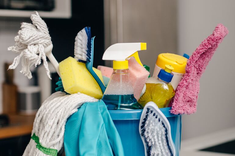 cleaning-supply-bucket-in-kitchen